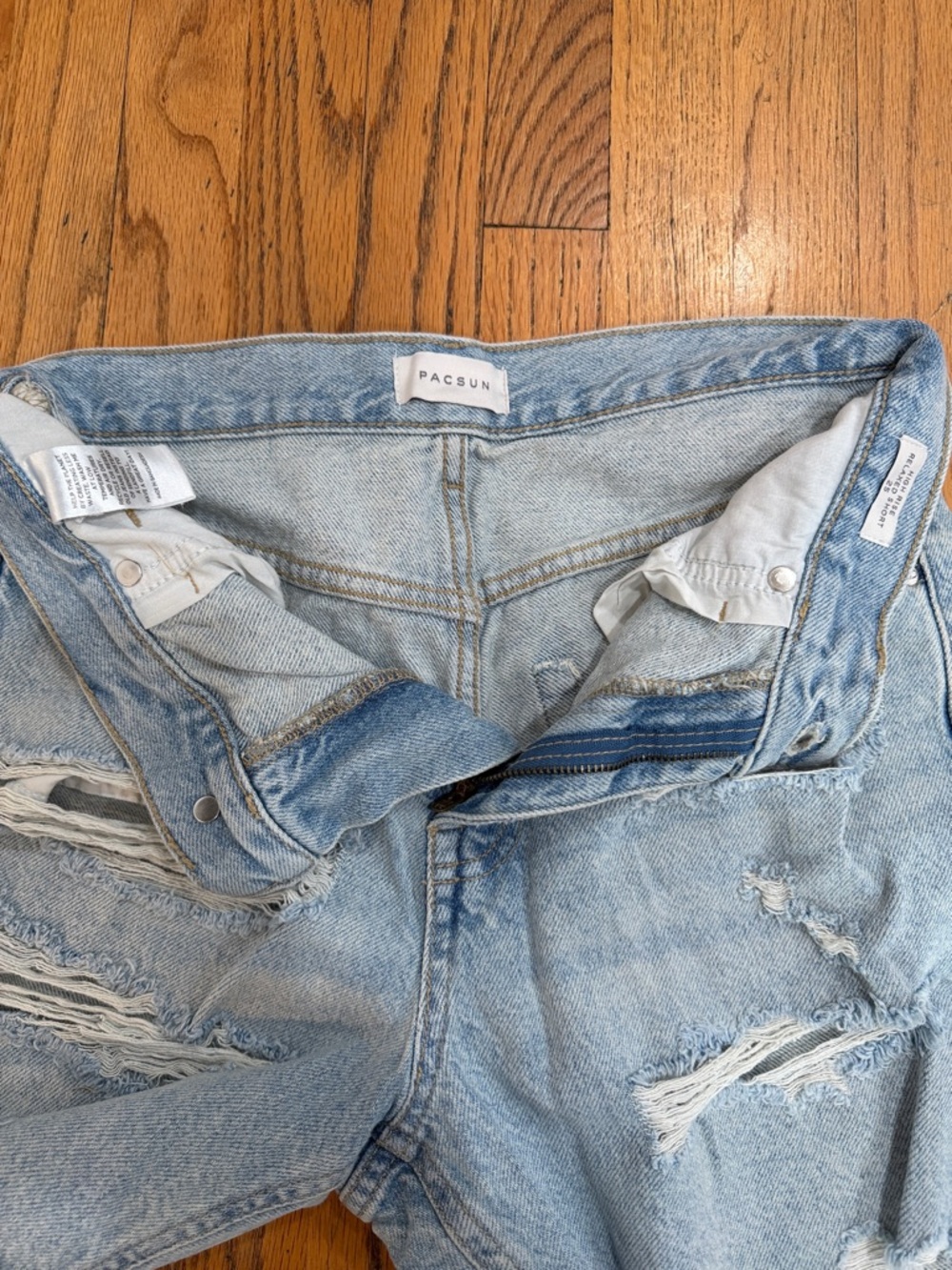 PacSun Light Wash Distressed Denim Shorts for Women - Picture 3 of 3